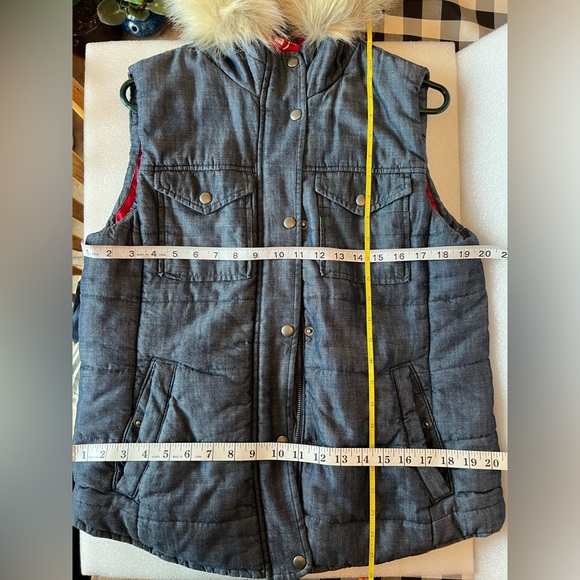 Gap x (RED) fur-trim puffer vest - Picture 11 of 13